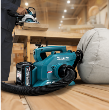 Makita VC015G in use
